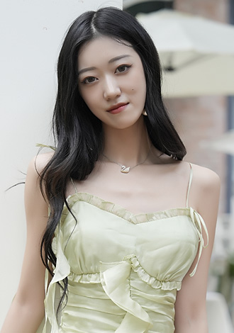 Gorgeous profiles only: member  Yi Lin from Qingdao